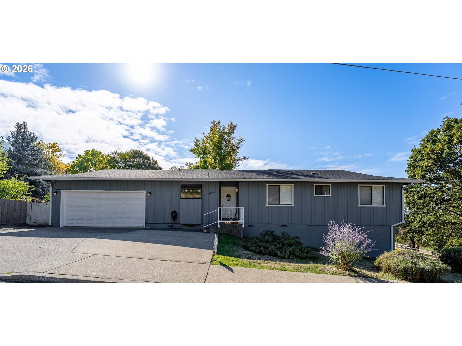 Primary listing photo, 1093 NE HILLCREST DR, Grants Pass, OR, 97526