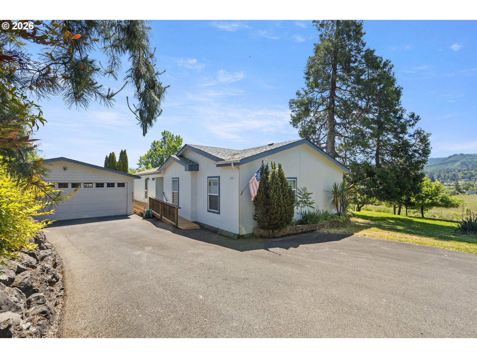 Listing photo 1 of 6