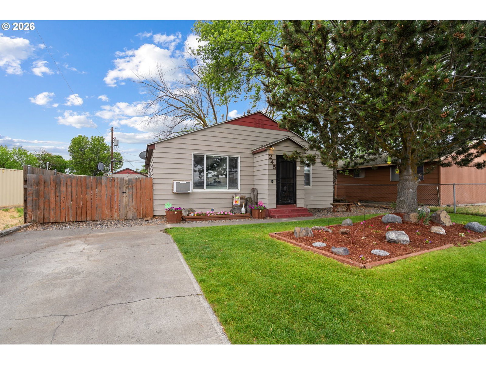 Listing photo 1 of 6