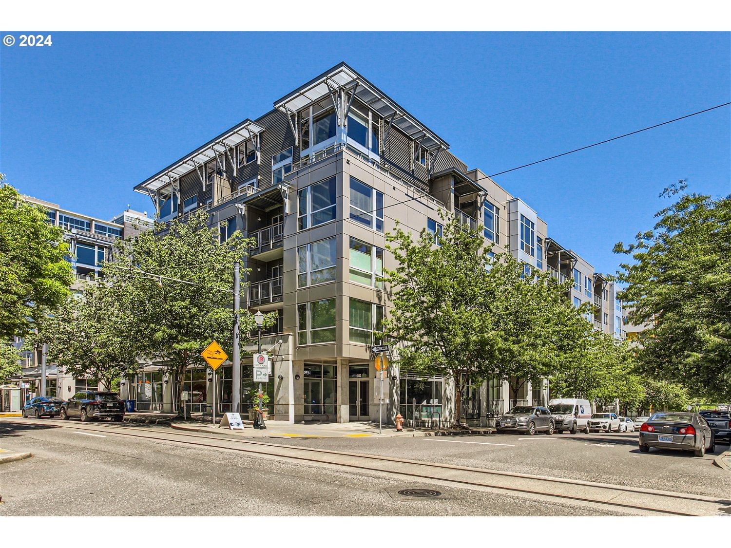 Listing photo 1 of 6
