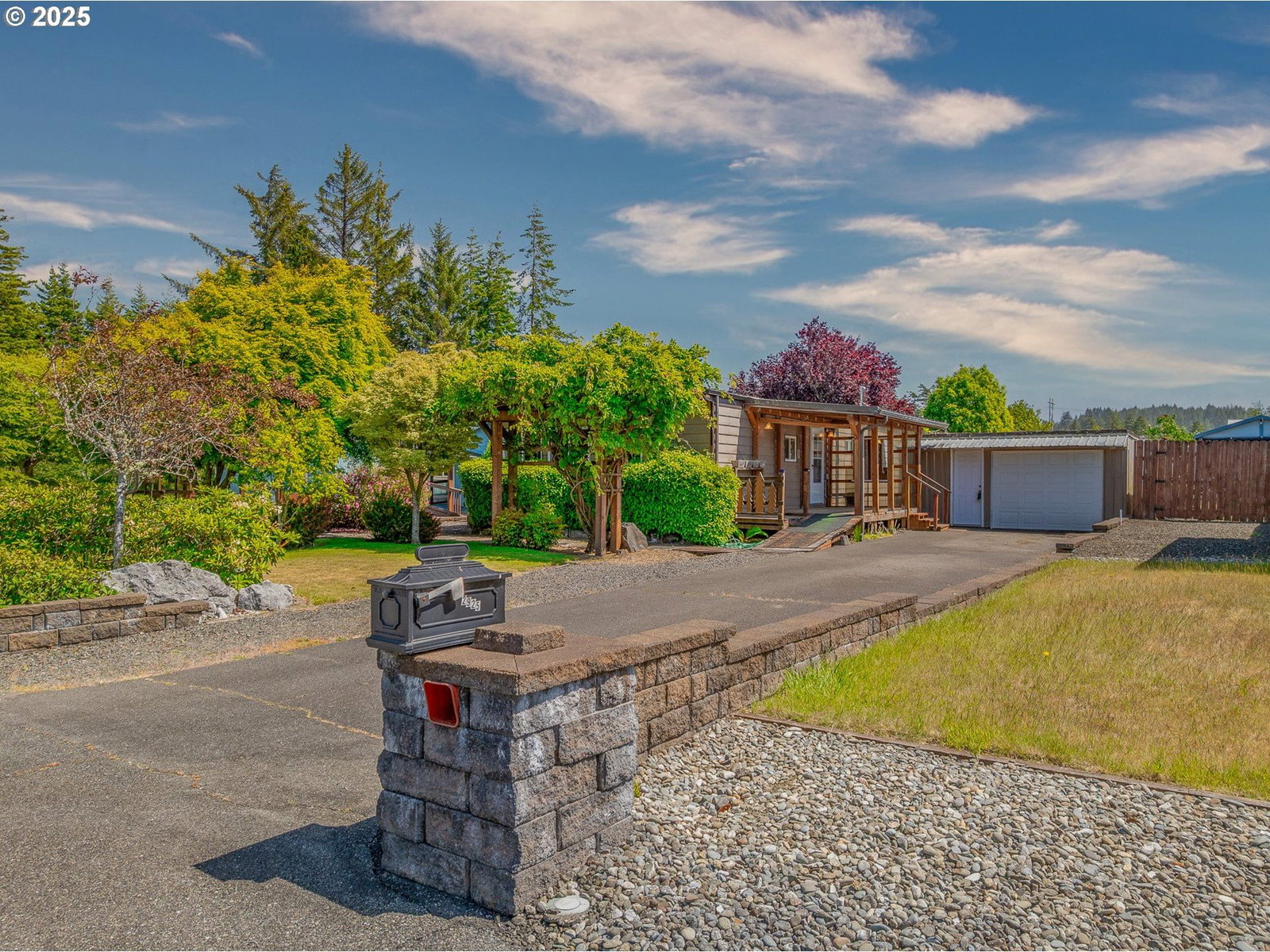 Listing photo 1 of 6