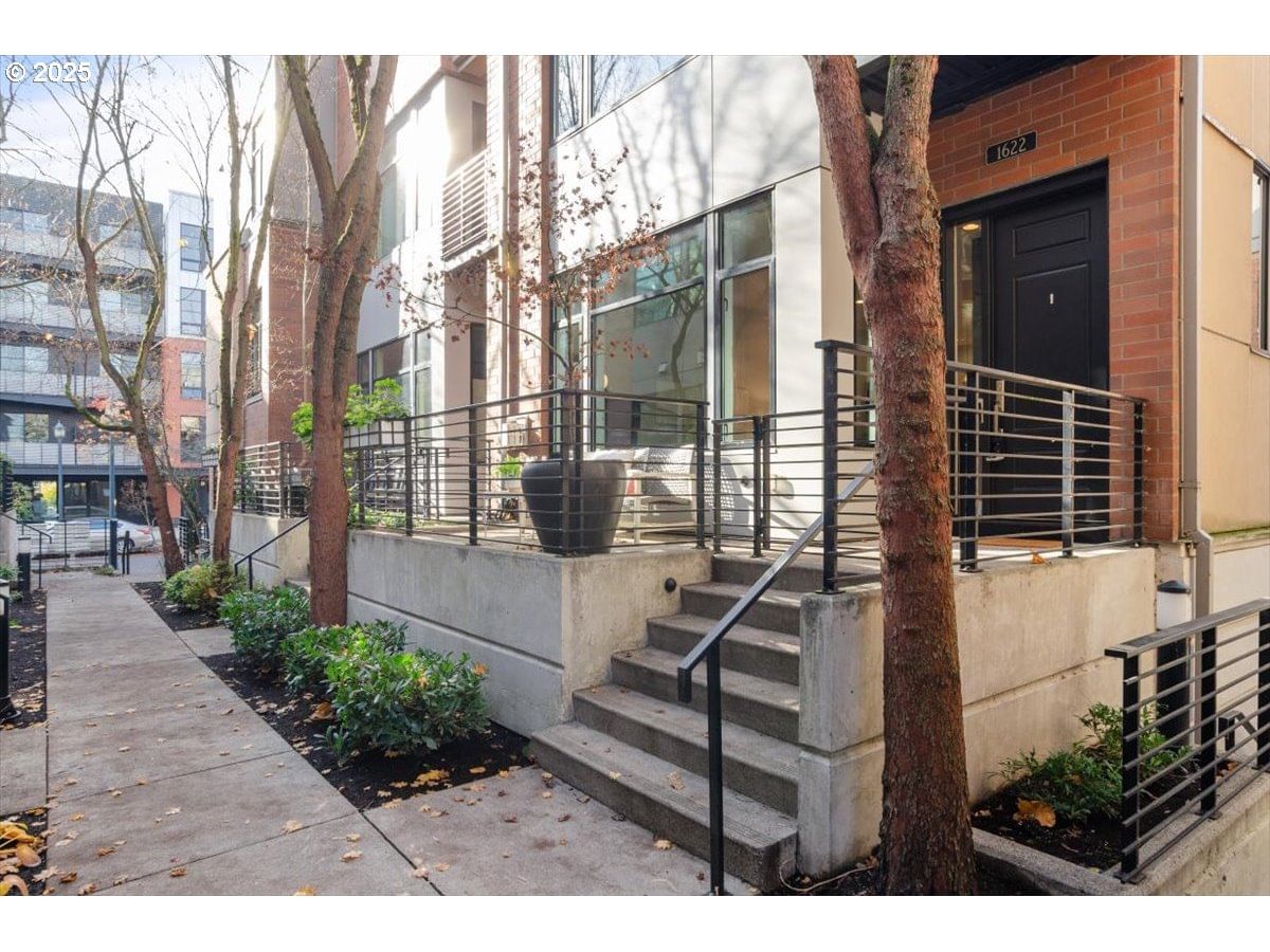 Primary listing photo, 1622 NW RIVERSCAPE ST, Portland, OR, 97209